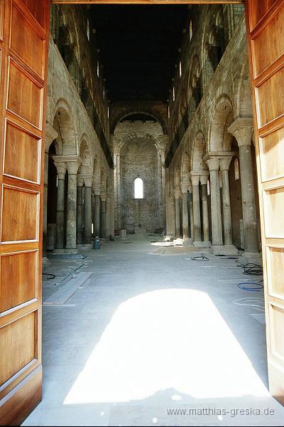 apulien_08_trani.jpg - Blick in die leere Meereskatedrale in Trani