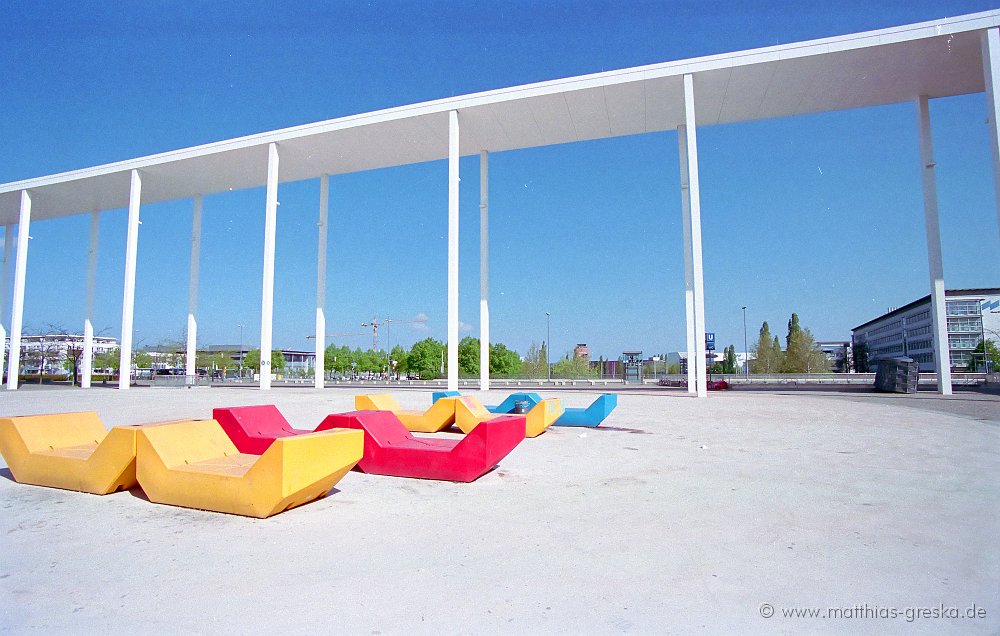 Film-310_27_ja.jpg - Vorplatz mit etwas Farbe