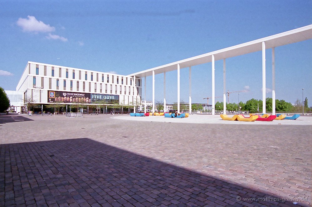 Film-310_28_ja.jpg - Vor dem Konsumtempel