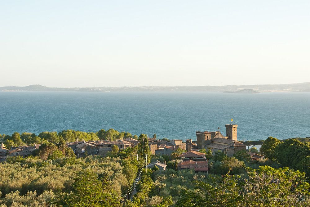 001-MSG_20120612200044__ND21181.jpg - Blick über Bolsena und den See