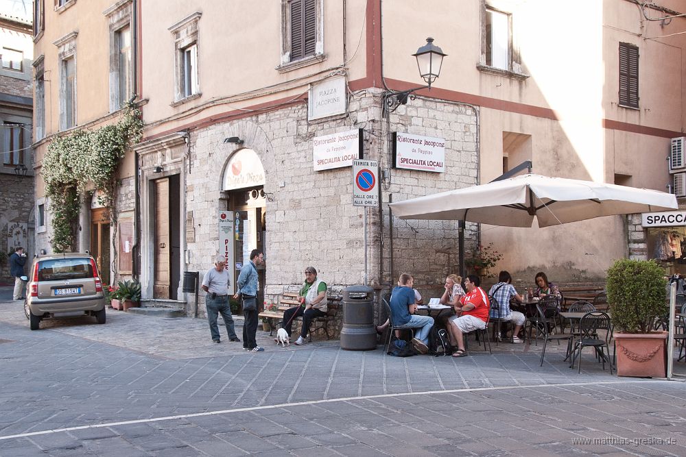 017-MSG_20120612183651__ND21143.jpg - Entspanntes Treiben in Todi