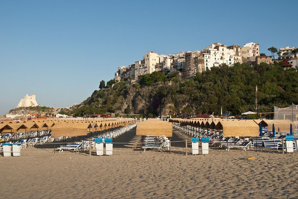028-MSG_20120617065850__ND21442.jpg - Sperlonga - Die stolze historische Stadt vom Strand aus gesehen