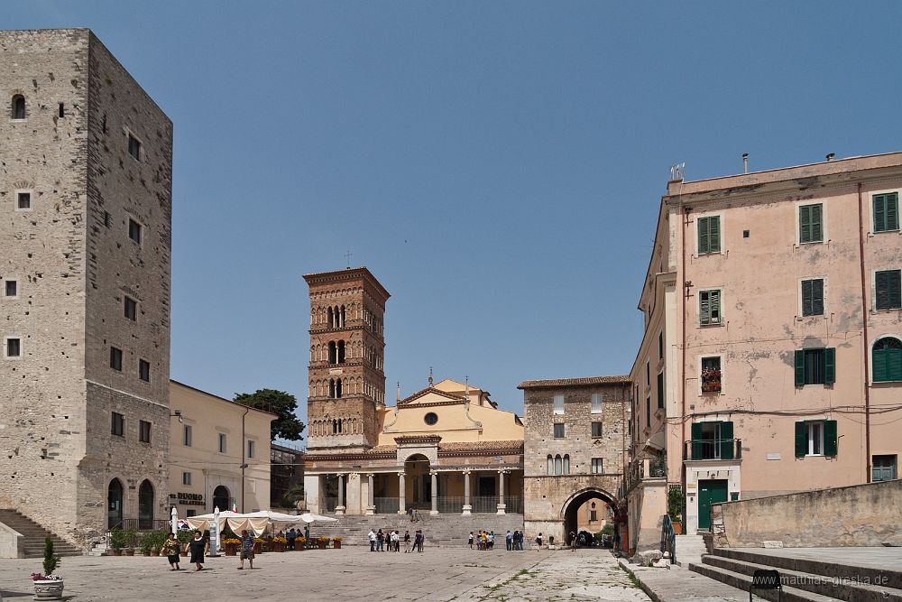 044-MSG_20120621113251__ND21883.jpg - Hauptplatz von Terracina mit Via Appia (unten rechts)