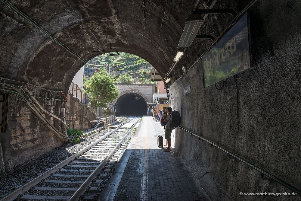 15180-MSG_20140701103605_ND8_8503.JPG - Fast wie in der U-Bahn - Bahnhof von Vernazza