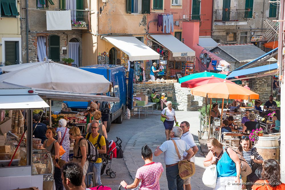 16181-MSG_20140701103844_ND8_8507.JPG - Streetlife in Vernazza