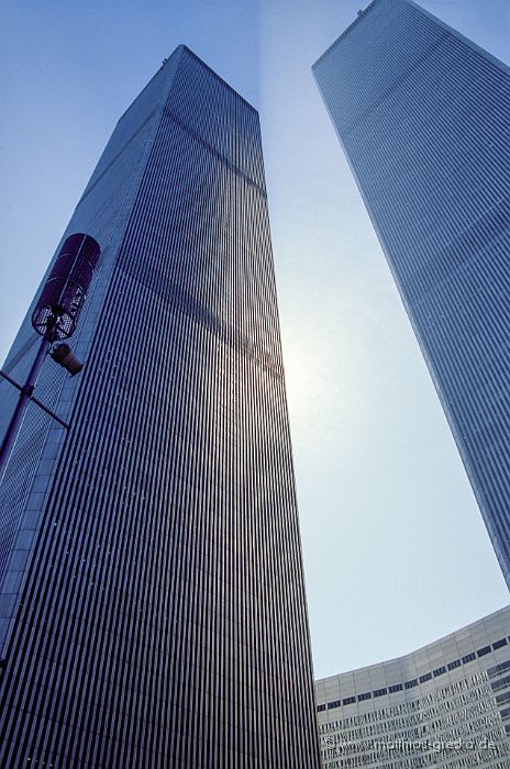 MSG_20160517155859_Mag032_00046.JPG - An der großen Kugelkaryatide schwenkte ich die Kamera nach oben und nahm diese Perspektive des World Trade Centers auf.