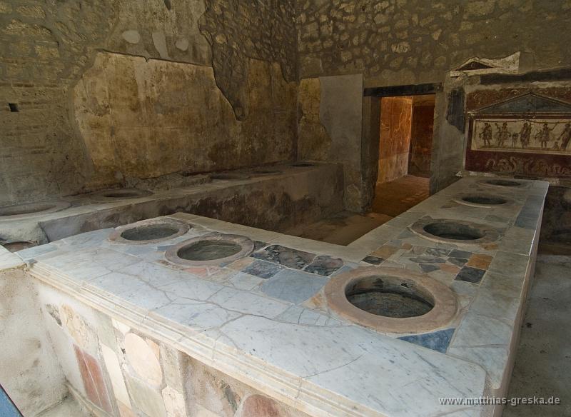 MSG_20100610143343__ND27580.jpg - Antiker Schnellimbiss - Thermopolium in Pompeji