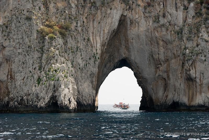 MSG_20100612112047__ND28268.jpg - Durch den Felsen bei Capri