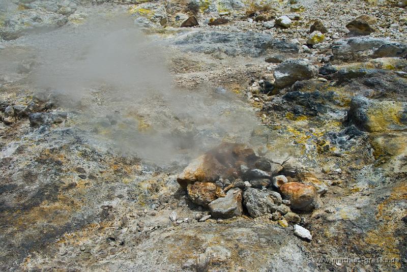 MSG_20100615124420__ND28620.jpg - Schwefelige heiße Dämpfe aus dem Boden in Solfatara