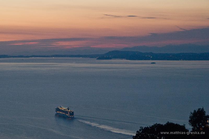 XMSG_20100607205518__ND27106.jpg - Kreuzfahrer verlässt den Hafen von Sorrent